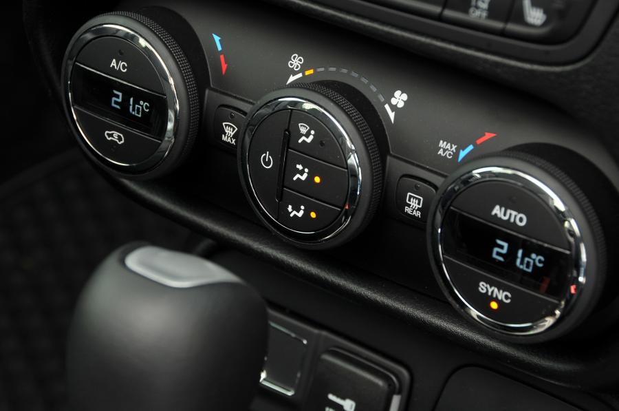 Детали интерьера Jeep Renegade 75th Anniversary 2016 года  (UK) (фото 8 из 14)